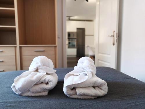 un par de toallas sentadas encima de una cama en Apartamento vacacional Cuarteles, en Málaga