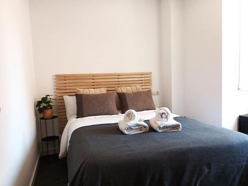 1 dormitorio con 1 cama con 2 toallas en Apartamento vacacional Cuarteles, en Málaga