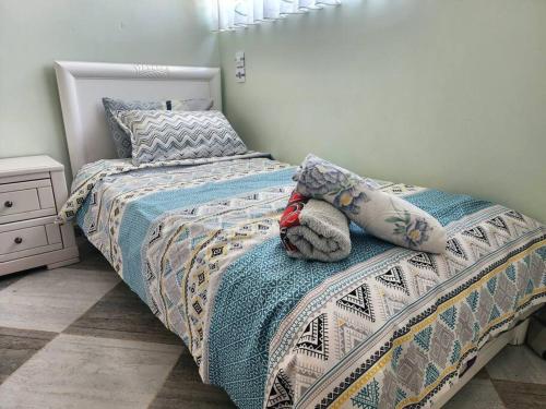 ein Schlafzimmer mit einem Bett mit einem ausgestopften Tier darauf in der Unterkunft Appartement cosy tout équipé centre-ville, Tlemcen in Tlemcen