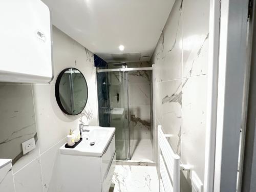 une salle de bain avec une douche, des toilettes et un lavabo dans l'établissement WAVY, studio centre ville DAX, à Dax