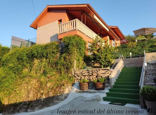 dom na zboczu wzgórza ze schodami w obiekcie Eido da Consaca w mieście Ponteareas