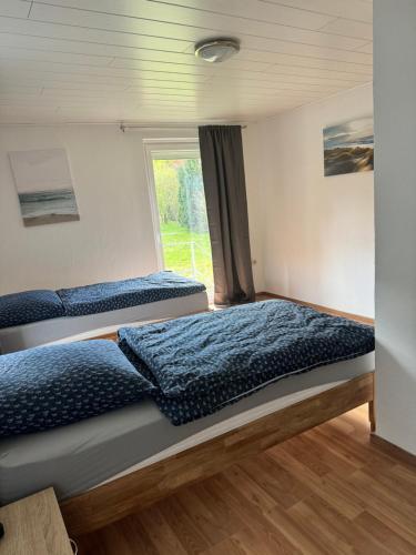 Tempat tidur dalam kamar di Ferienwohnung Montuerwohnung Naila