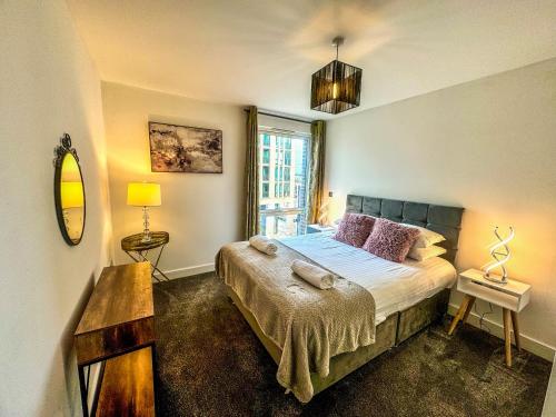 una camera da letto con un letto con cuscini viola e una finestra di FruitTrees Serviced Apartment a Cambridge