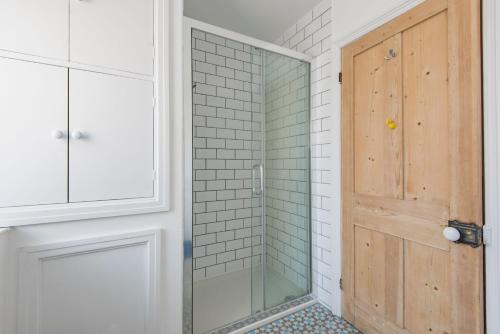 una ducha con puerta de cristal en un baño en Oyster Shore By Bloom Stays, en Whitstable
