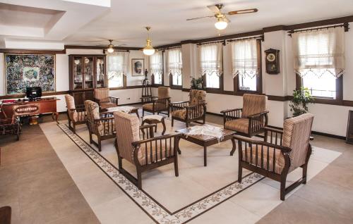 オルドゥにあるİkizevler Hotelのリビングルーム(椅子、テーブル、ピアノ付)