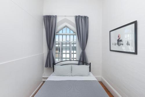 Ένα ή περισσότερα κρεβάτια σε δωμάτιο στο Jailhouse Accommodation