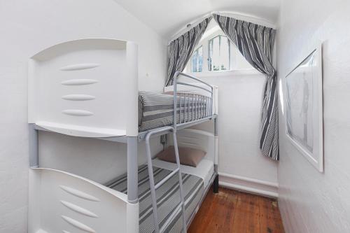 Ένα ή περισσότερα κρεβάτια σε δωμάτιο στο Jailhouse Accommodation