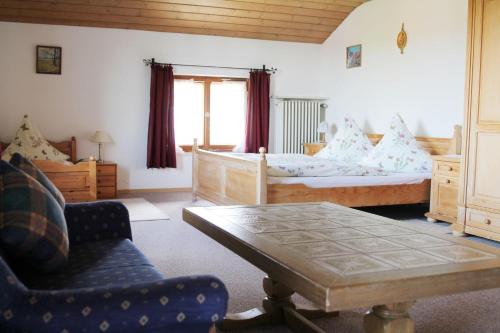 1 dormitorio con 2 camas, mesa y silla en Widernhof, en Prien am Chiemsee