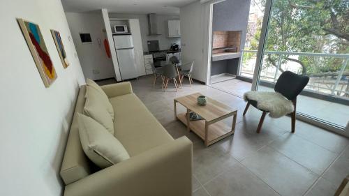 sala de estar con sofá y mesa en Pinamar en Pinamar
