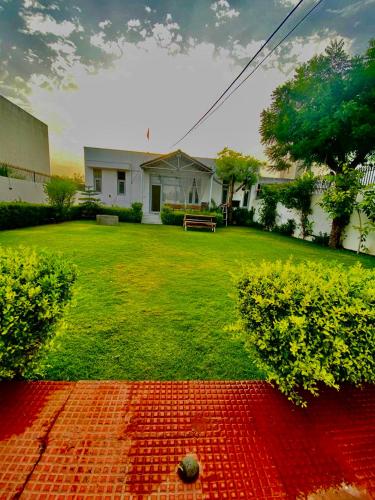Taman di luar Solanki farms & Pool Villa garden fully private