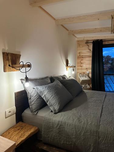 Schlafzimmer mit einem großen Bett und einem Fenster in der Unterkunft Meris in Ulcinj