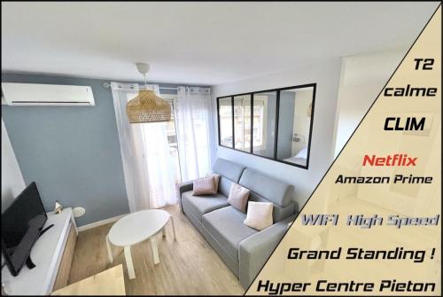 ein Wohnzimmer mit einem Sofa und einem Tisch in der Unterkunft Appartements calmes - Standing - Hypercentre - CLIM - WIFI - Netflix in Montpellier
