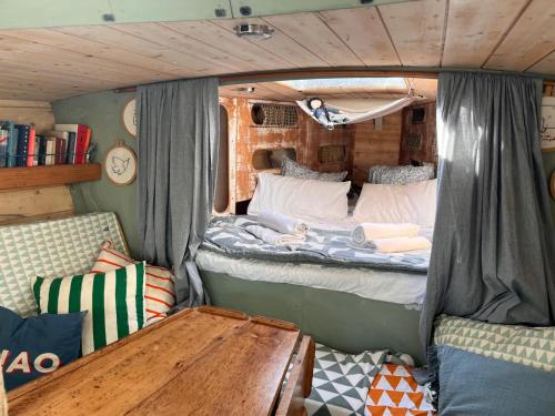 1 dormitorio con 1 cama y 1 mesa en una cabaña en Barco Puerto de Santa Maria en El Puerto de Santa María