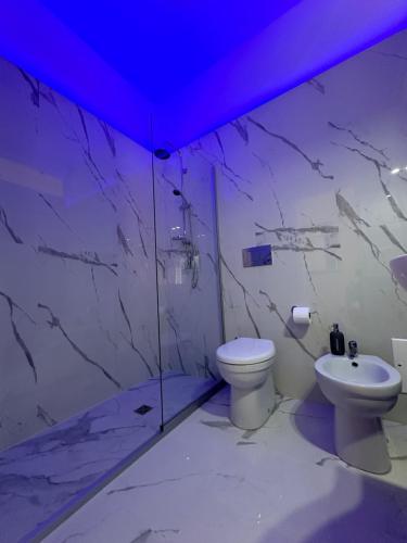 ein weißes Bad mit einem WC und einem Waschbecken in der Unterkunft Sweet Dreams Rooms in Brindisi