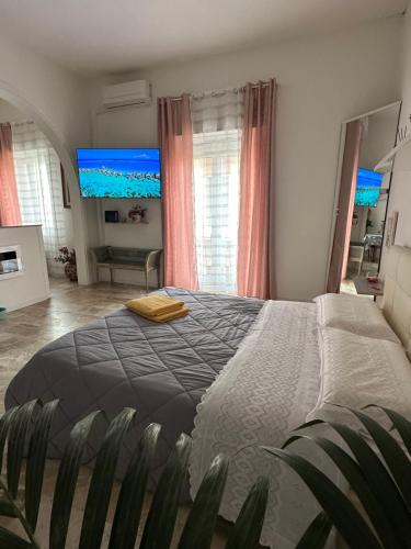 ein Schlafzimmer mit einem großen Bett in einem Zimmer mit Fenstern in der Unterkunft Sweet Dreams Rooms in Brindisi