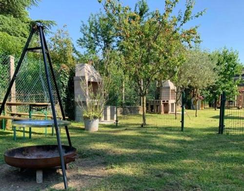 eine Schaukel in einem Park mit Spielplatz in der Unterkunft B&B Tre scimmiette in Tarcento