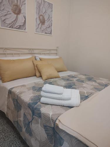 ein Bett mit Handtüchern darauf in der Unterkunft Dimora Gallo in Fasano
