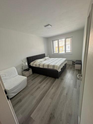 Postel nebo postele na pokoji v ubytování Soukromý byt 2+kk s balkónem a parkováním