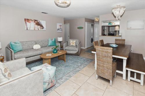 een woonkamer met een bank en een tafel bij Sandpiper Cove 3209 condo in Destin