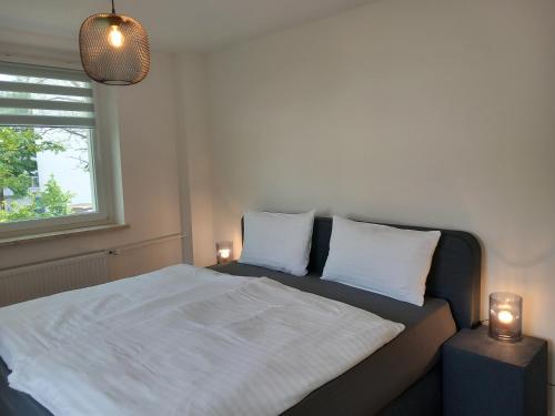 sypialnia z dużym łóżkiem z 2 światłami w obiekcie City Apartment Duisburg 2#Netflix &Wlan &Kingsize Bett &Central w mieście Duisburg