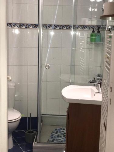 Ένα μπάνιο στο Cozy 4th floor 2-Spaced apartment with balcony