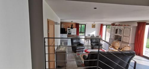 Il comprend un salon avec deux chaises et une cuisine. dans l'établissement Mas du Petit Pradal, à Cassagnas