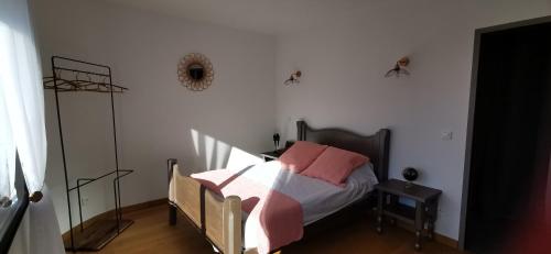 - une chambre dotée d'un lit avec une couverture rouge et blanche dans l'établissement Mas du Petit Pradal, à Cassagnas