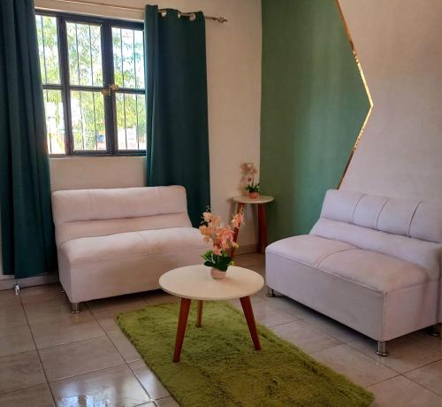 a living room with two couches and a table at Casa Aeropuerto Mérida, Yucatán in Mérida