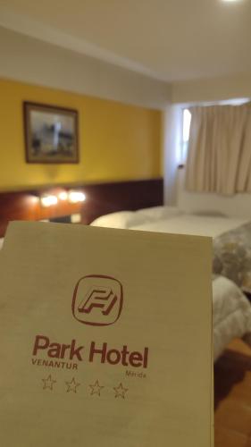 un letrero para un hotel de parque en una habitación de hotel en Park Hotel Mérida, en Mérida