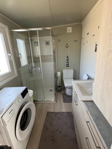 a bathroom with a washing machine and a sink at Marty House Drage in Drage