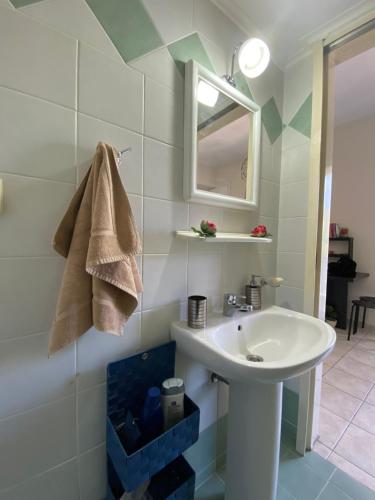 ein Badezimmer mit einem Waschbecken, einem Spiegel und einer Badewanne in der Unterkunft Irinis Apartment in Kalamata in Kalamata