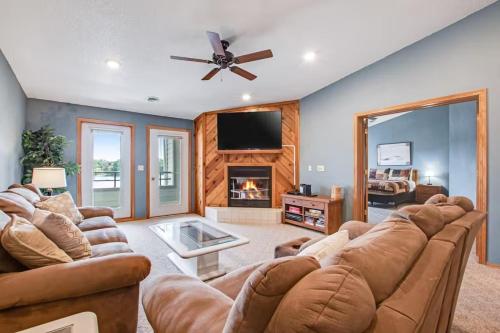 uma sala de estar com um sofá e uma lareira em Lighthouse Cove Condo Resort em Wisconsin Dells