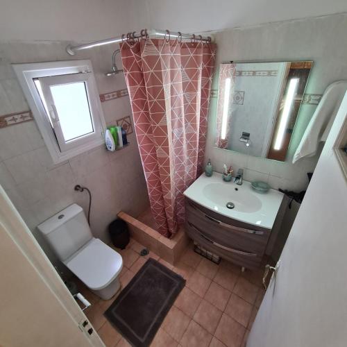 an overhead view of a bathroom with a toilet and sink at Omisu Apartments in Kithnos
