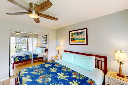 1 dormitorio con 1 cama y ventilador de techo en Greens At Waikoloa J101, en Waikoloa Village