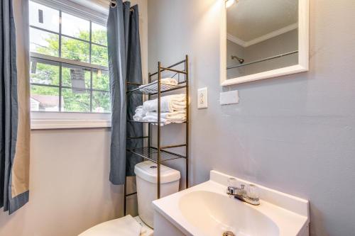 Bilik mandi di Lovely Clarksdale Studio Less Than 2 Mi to Downtown!