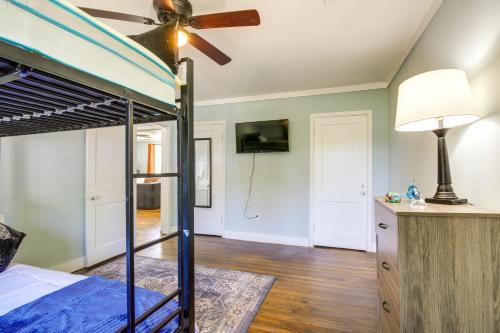 Katil atau katil-katil dalam bilik di Clarksdale Home Close to Music Festivals!