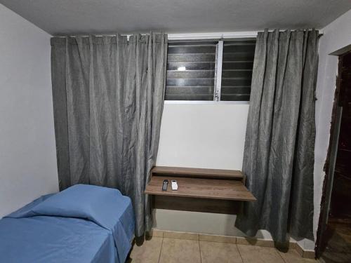 Een bed of bedden in een kamer bij Habitación privada San Salvador Zona UES