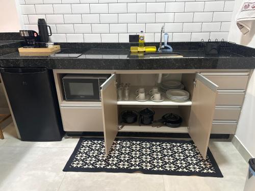 Η κουζίνα ή μικρή κουζίνα στο Flat do Canal Itajuru Centro, Praia do Forte Apt 102