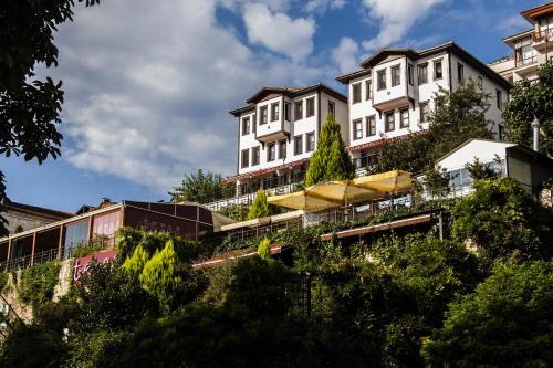 a row of buildings on a hill with trees at İkizevler Hotel in Ordu