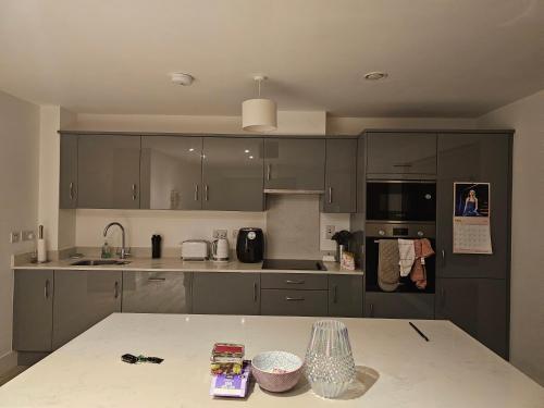 Una cocina o zona de cocina en 2 double rooms - Bay View Apartments