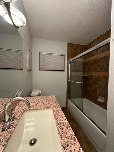 ein Bad mit einem Waschbecken und einer Dusche in der Unterkunft Private rooms in Spacious Siesta Key home - Huge Backyard in Sarasota
