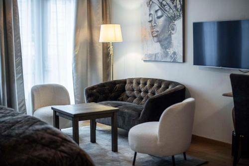 - un salon avec un canapé et une table dans l'établissement V Hotel Helsingborg; BW Premier Collection, à Helsingborg