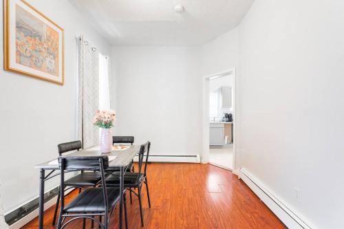 a dining room with a table and chairs at CLINTON HILLS - Newark in Newark