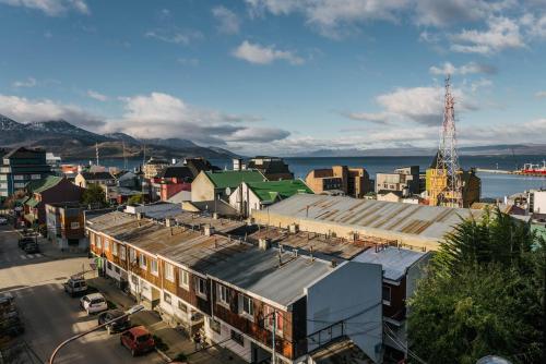 Una vista aérea de una ciudad con un edificio. en Gente del Sur - Urbano Centro, en Ushuaia