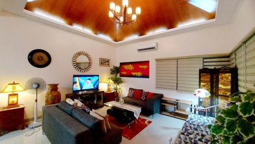 Liturs house في باكولود: غرفة معيشة مع أريكة وتلفزيون