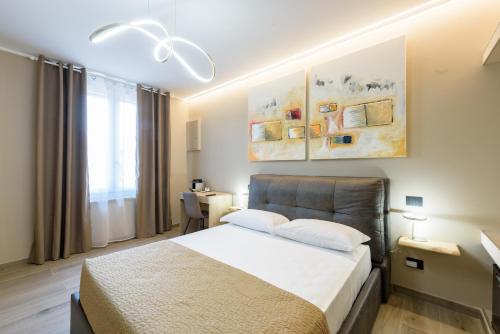 una camera con un letto di Room Don Alfonso Luxury a Parma