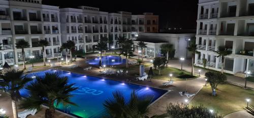 an overhead view of a pool in front of a building at superbe appartement vue piscine in Bouznika