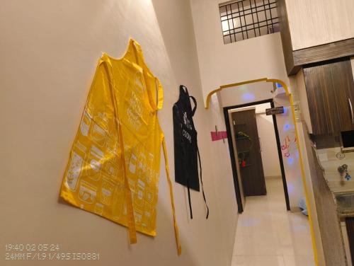 インドールにあるVIBGYORの廊下の壁掛け黄色い傘