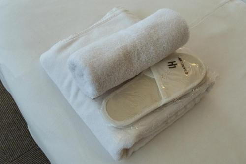イスタンブールにあるEspinas Hotelの白いタオルとビニール袋の筆