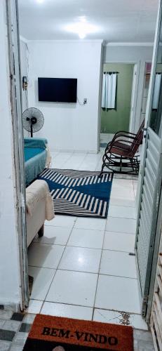 蒙蒂斯克拉魯斯的住宿－Casa de temporada em Petrolina-pe，一间客厅,地板上设有2个地毯